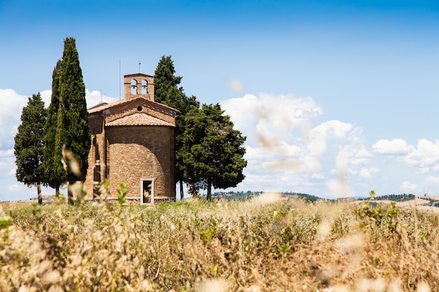 Cappella di Vitaleta (Kościół Vitaleta), Val d'Orcia, Włochy. Najbardziej klasyczny obraz kraju Toskanii.