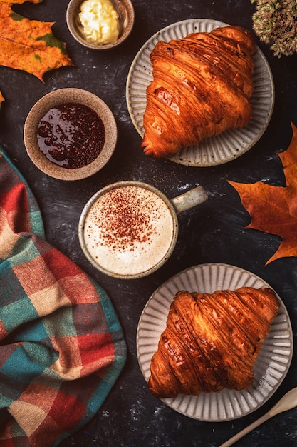 Cappuccino Kawa Z Croissant Na Stole, Jesieni śniadaniowy Pojęcie, Odgórny Widok