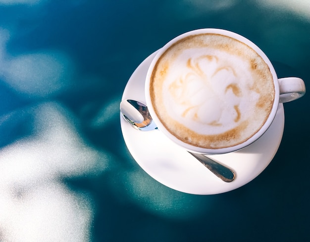 Cappuccino w letniej kawiarni na świeżym powietrzu