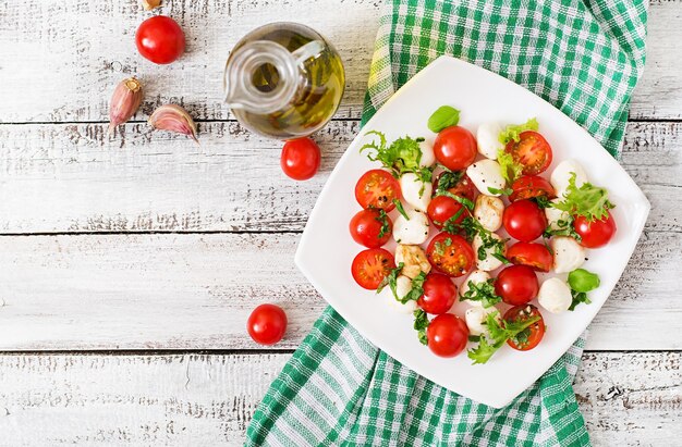 Caprese Sałatka Pomidorowa I Mozzarella Z Bazylią I Ziołami Na Białej Tablicy