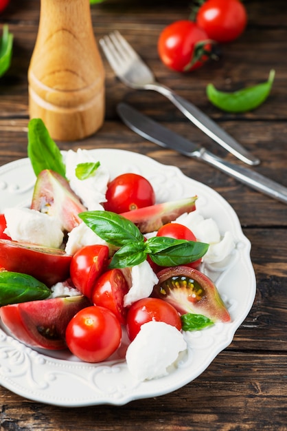 Caprese sałatkowe Italia z pomidorem, bazylią i mozzarellą