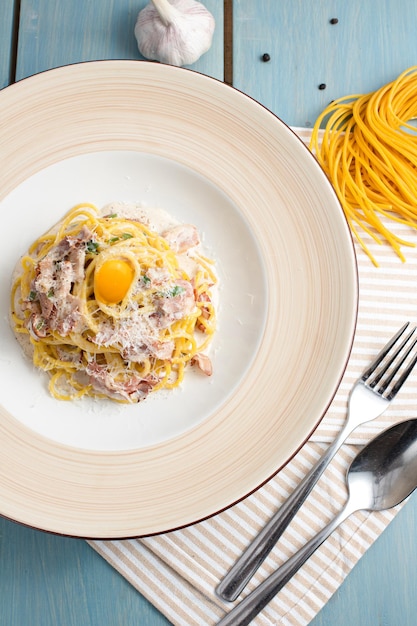 Carbonara wklej carbonara na niebieskim drewnianym tle widok z góry