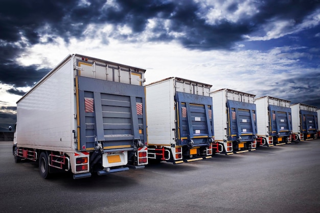 Cargo Kontenerowe Ciężarówki na Parkingu Samochody Dostawcze Fracht Ciężarówka Logistyka Transport