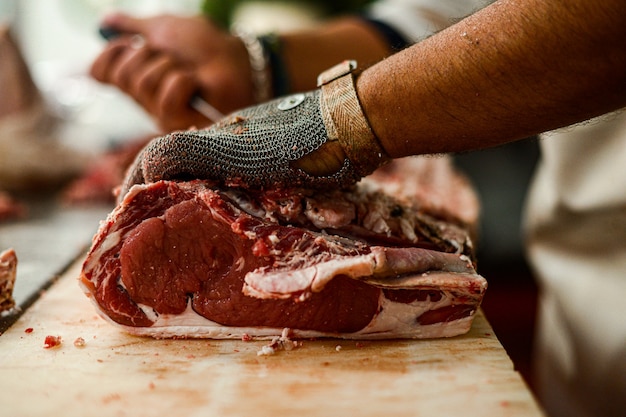 Carne siendo cortada por el carnicero