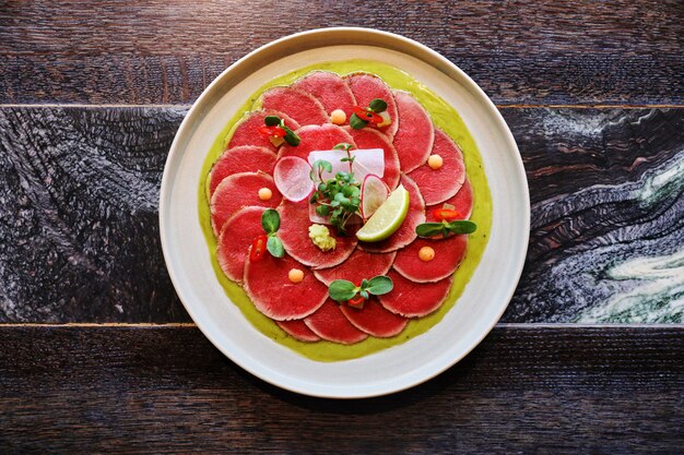 Carpaccio Una z Parmezanem, na ciemnej powierzchni