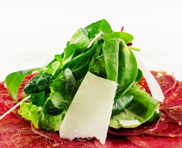 Carpaccio wołowe z parmezanem z bliska