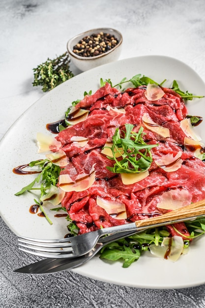 Carpaccio z włoskiej wołowiny z rukolą, parmezanem