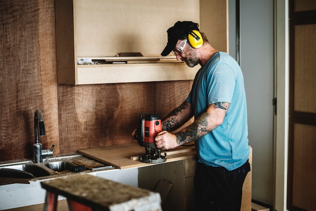 Carpenter Woodworker Pracuje Na Remont Domu