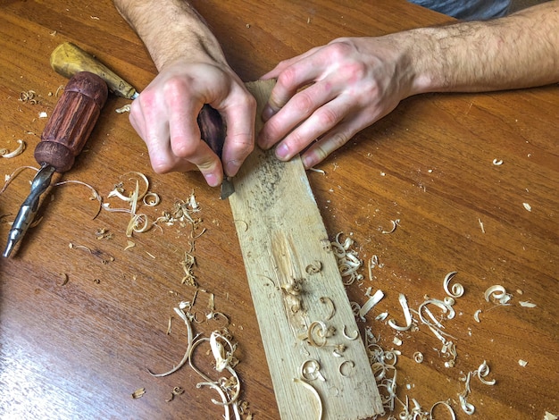 Carpenter wykonuje swoją pracę, obróbka drewna ręcznie.