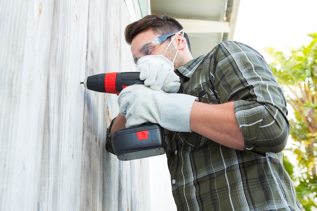 Carpenter za pomocą wiertarki