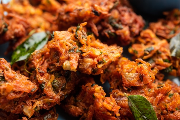 Carrot Fritters lub Gajar ke pakore lub pakode lub bajji lub bhaji, indyjska przekąska podawana na talerzu z ketchupem