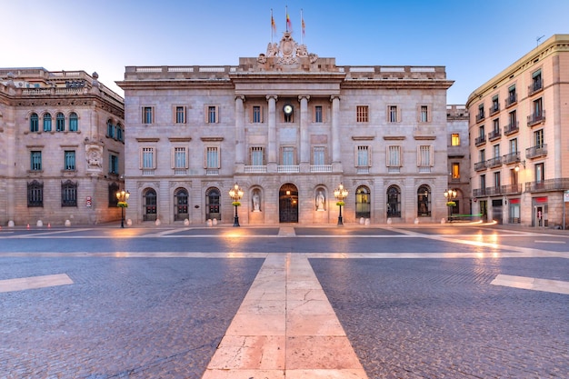 Casa de la Ciutat Ratusz w Barcelonie na Placa de Sant Jaume w Dzielnicy Gotyckiej w Barcelonie podczas porannej niebieskiej godziny Hiszpania