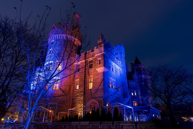 Casa Loma zimowa noc oświetlenie zabytkowy zamek w Toronto miasto Ontario Kanada