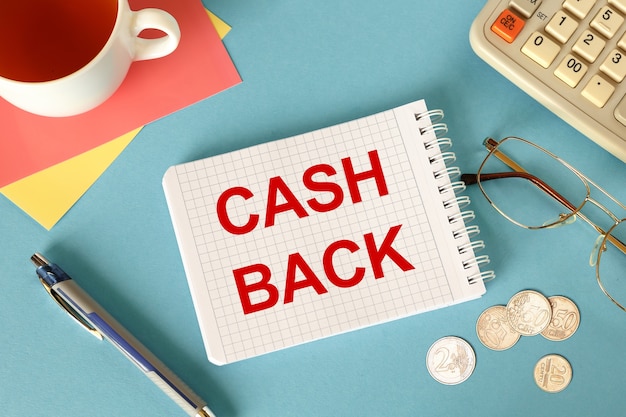 Cash Back Jest Zapisany W Notatniku Na Biurku Z Akcesoriami Biurowymi.