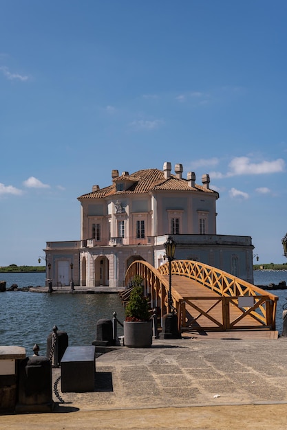 Casina Vanvitelliana Luksusowa włoska willa w stylu barokowym Dom na wodzie