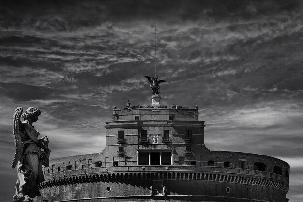 Zdjęcie castel santangelo zamek świętego anioła z dramatycznymi chmurami