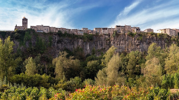 Castellfollit de la Roca Gerona Hiszpania 18 września 2021 Panoramiczny widok na miasteczko Castellfollit de la Roca położone na skale o wysokości około 50 metrów