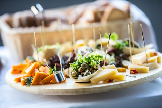 Zdjęcie catering jedzenie na desce w hotelu lub restauracji.