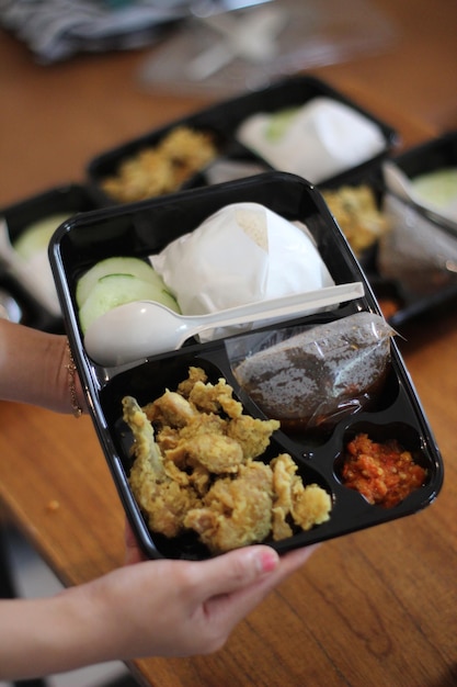Zdjęcie catering spożywczy smażony kurczak w pudełku z ryżem z warzywami i świeżymi warzywami