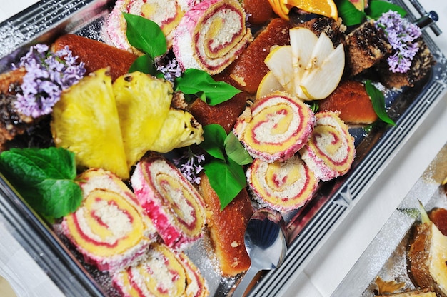 catering w formie bufetu układ żywności na stole