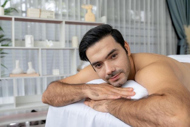 Zdjęcie caucasian man customer enjoying relaxing antistress massage quiescent