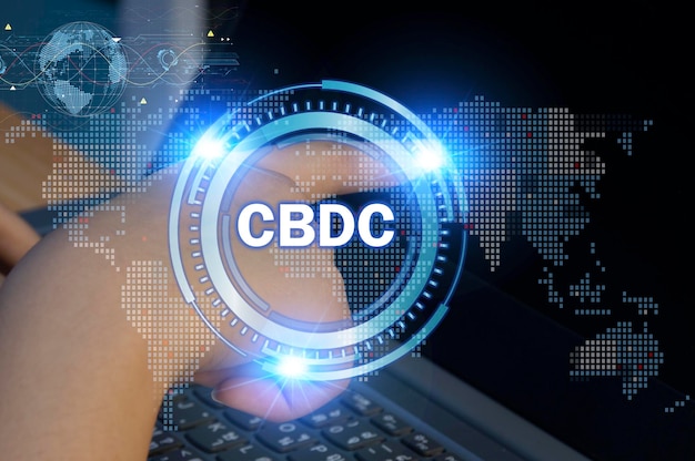 CBDC to waluta cyfrowa emitowana przez bank centralny, która może działać jako środek płatniczy za towary i usługi, może utrzymywać wartość i jest rozliczeniową jednostką miary