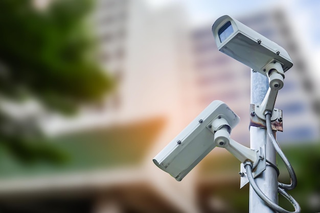 CCTV Monitoring TV z kamerą przemysłową w nowoczesnym systemie bezpieczeństwa budowy biurowca