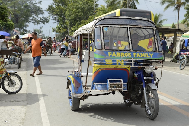 CEBU - FILIPINY - 7 STYCZNIA 2013 - Ludzie idący na lokalny rynek