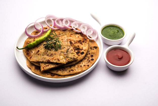 Cebulowa Parotha lub Pyaj parantha lub kanda paratha podawana z ketchupem i zielonym chutney.