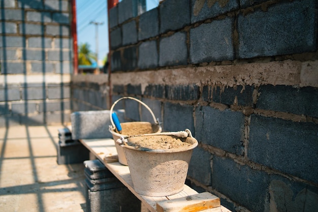 Zdjęcie ceglana ściana z wiadro cementu