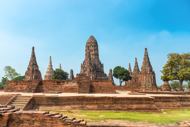 Ceglane ruiny starożytnej świątyni buddyjskiej Wat Chai Watthanaram Stara architektura Ayutthaya Thailand