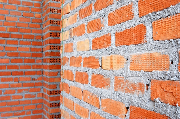 Zdjęcie ceglany mur ceglany wykorzystywany do prac budowlanych