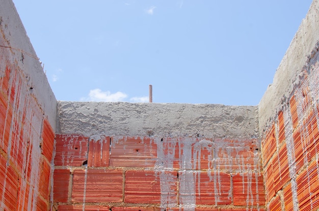 Ceglany mur w budowie brazylijskiej cegły domowej w budowie w brazylijskich blokach lub cegłach
