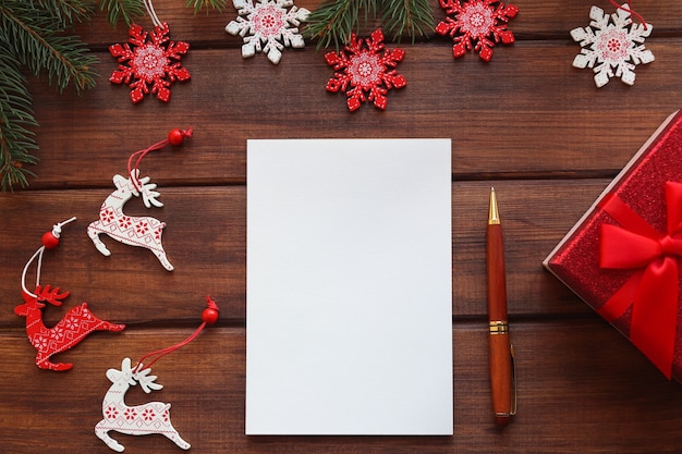 Cel noworoczny lub lista do zrobienia gałęzie jodłowe długopis i notatnik do pisania celów lub wyników roku