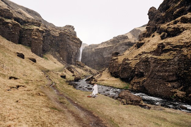 Cel ślubu na Islandii, w pobliżu wodospadu Kvernufoss Para ślubna