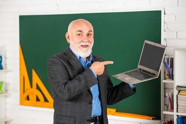 Cele edukacji na odległość Koncepcja edukacji szkolnej Korzystna wiedza Trendy edukacji Usługa online Konferencje wideo utrzymują kontakt z uczniami zamkniętymi w domu Starszy inteligentny nauczyciel używa laptopa