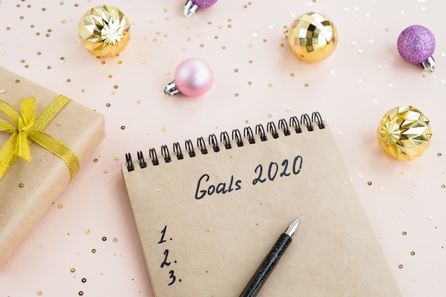 Cele Nowego Roku 2020. Notatnik Z Notatkami Planów Na Stole