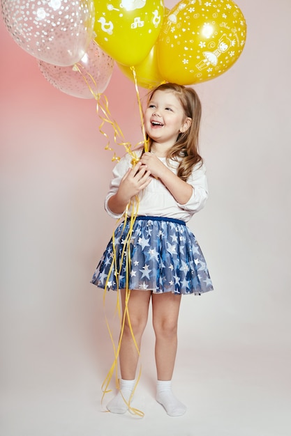 Celebracja dziecko dziewczynka moda z balonów, moda dla dzieci i odzież. Dziewczyna pozuje