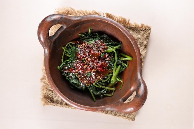Cemeding Kangkung to jawańska przystawka zrobiona z gotowanego szpinaku wodnego z pikantnym sosem z brązowego cukru.