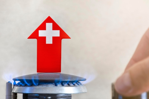 Cena gazu Wzrost cen gazu w Szwajcarii Palnik z płomieniem i strzałą w górę pomalowane w barwach flagi Szwajcarii Koncepcja wzrostu cen gazu lub energii