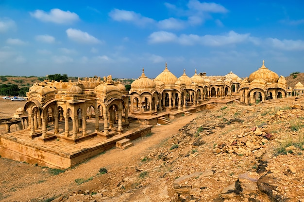 Cenotafs Bada Bagh Hinduskie mauzoleum grobowca. Jaisalmer, Radżastan, Indie