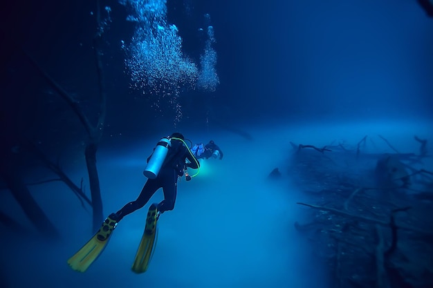 cenote angelita, meksyk, nurkowanie jaskiniowe, ekstremalna przygoda pod wodą, krajobraz pod wodną mgłą