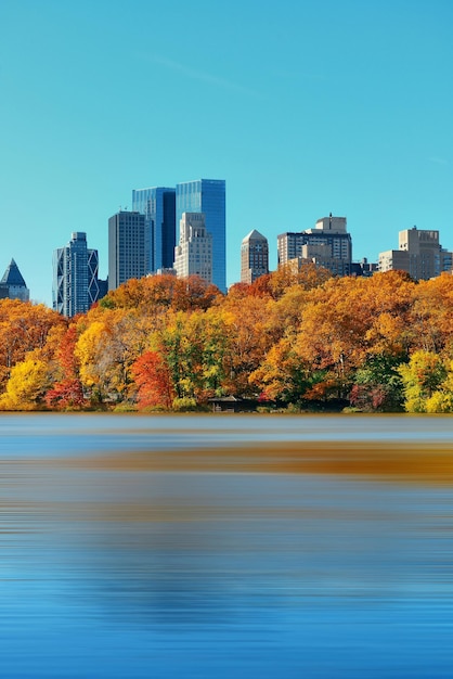 Central Park Jesień I Panorama śródmieścia Nad Jeziorem Na Manhattanie W Nowym Jorku