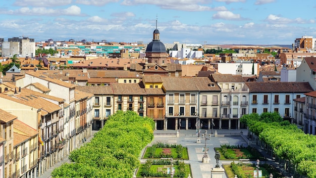 Centralny plac miasta światowego dziedzictwa Alcala de Henares w Madrycie