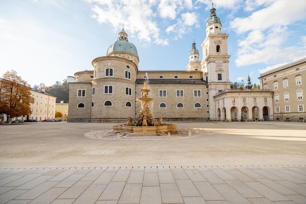 Centralny plac na starym mieście w salzburgu w Austrii