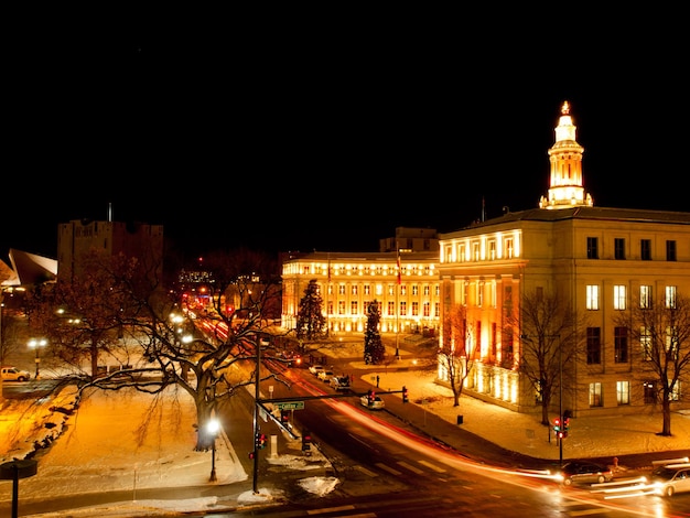 Centrum Denver na Boże Narodzenie. Budynek miasta i hrabstwa Denver ozdobiony świątecznymi światłami.