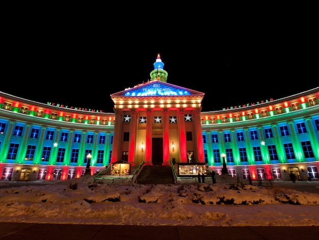 Centrum Denver na Boże Narodzenie. Budynek miasta i hrabstwa Denver ozdobiony świątecznymi światłami.