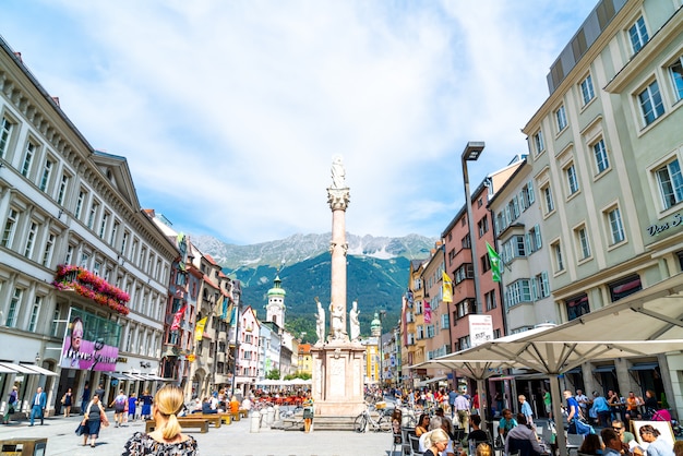 Centrum miasta Innsbruck z mnóstwem ludzi