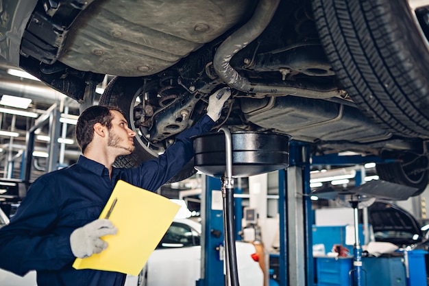 Centrum napraw samochodów. Mechanik bada samochód