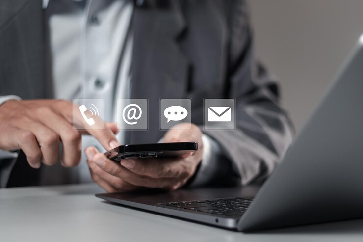 Centrum obsługi klienta skontaktuj się z nami Przedsiębiorca korzystający ze smartfona z ikonami kontaktów na wirtualnym ekranie dla hotline obsługi klienta i połączenia z ludźmi